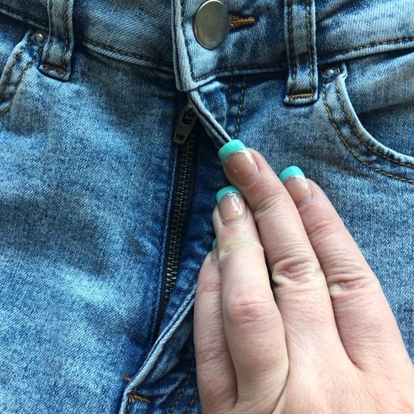 H&M High Waisted Cuffed Shorts Light Wash Size 4 - Picture 4 of 13